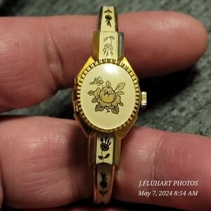 VINTAGE WOMENS SAMBA DE-LUXE PEEK-A-BOO CUFF WATCH BRACELET